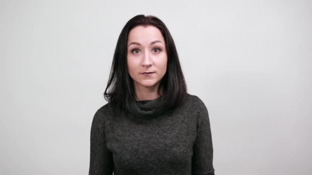 Krásná kavkazská mladá žena drží ruce u obličeje, oznamuje, křičí — Stock video