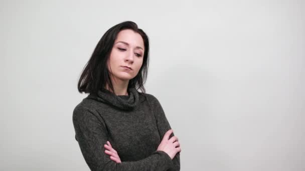 Charmante jeune femme caucasienne gardant le doigt sur la bouche, pensant à la question — Video