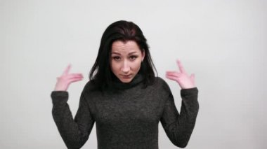 Hayal kırıklığına uğramış kadın ellerini açıyor, tatminsiz görünüyor, ellerini başının üstünde tutuyor.