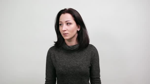 Mooie Kaukasische jonge vrouw bedekken mond met handen, op zoek bang — Stockvideo