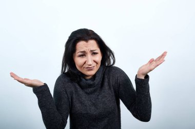 Hayal kırıklığına uğramış Kafkasyalı genç kadın mutsuz görünerek el ele veriyor.