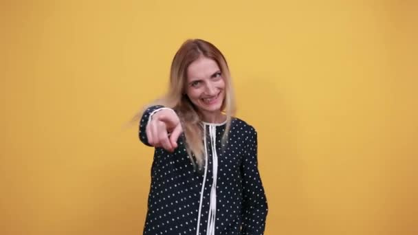 Smiling caucasian young lady keeping thumbs up, pointing at camera — Stock Video