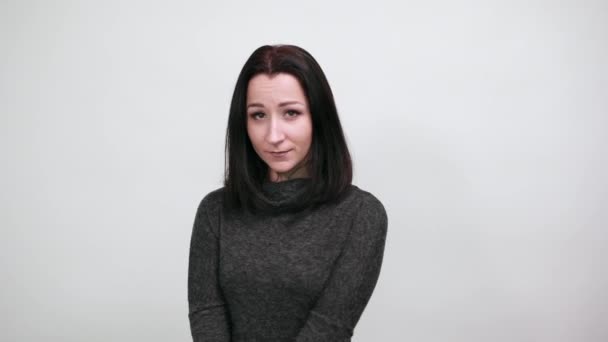 Belle caucasienne jeune femme écarte les mains, regardant malheureux — Video