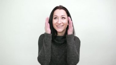 Güzel bir kadın ellerini yanaklarından tutuyor, bağırıyor, anons ediyor.