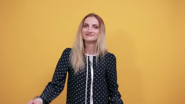 Glimlachende vrouw kijkt direct, doet goed gebaar — Stockvideo