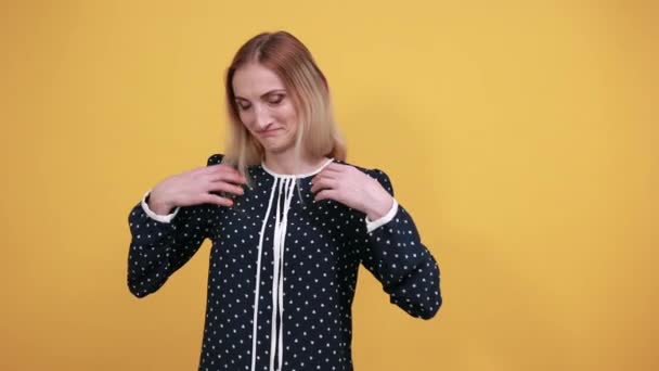 Lächelnde junge Frau zeigt mit Daumen auf sich selbst, breitet Hände aus — Stockvideo