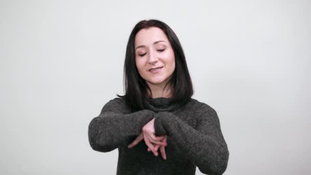 Vidám kaukázusi fiatal nő tartja arcát a kezét csukott szemmel, mosolygós — Stock videók