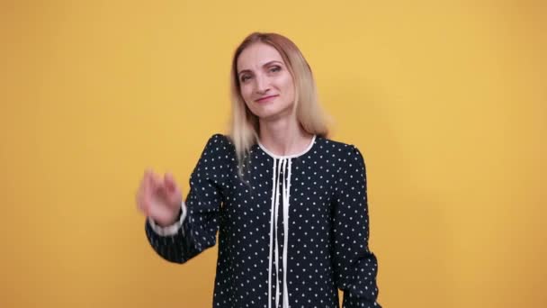 Bájos kaukázusi fiatal hölgy néz kamera, tartja a kezét az arcon — Stock videók