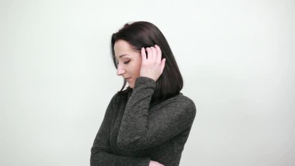 Atractiva mujer joven caucásica en suéter negro de moda corregir corte de pelo — Vídeo de stock