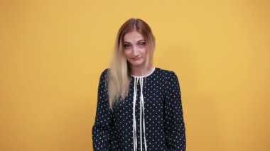 Elinde ince çizgiler olan çekici bir bayan, dilek tut, özel anı bekle.