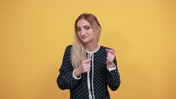 Aantrekkelijke Kaukasische jongedame kijkt naar camera, houdt vuisten omhoog, vechten — Stockvideo