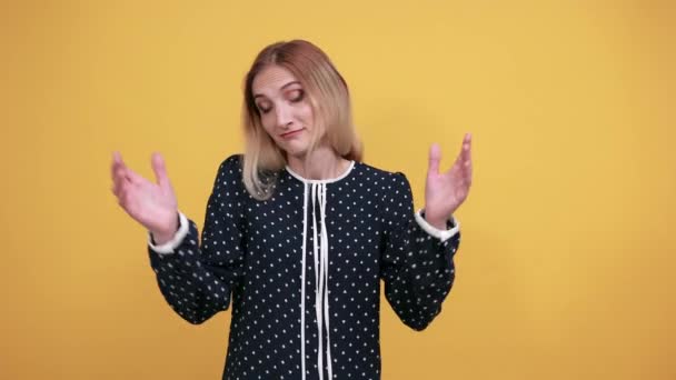 Teleurgesteld jonge vrouw kijkt verward, spreidt handen — Stockvideo