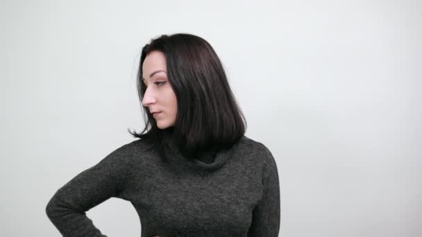 Starke kaukasische junge Frau zeigt Muskeln und hält die Hand drauf. — Stockvideo