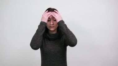 Moda siyah kazaklı güzel bir kadın yoga hareketi yapıyor, meditasyon yapıyor.