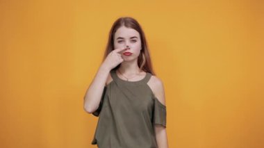 Yanaklarını şişiren ve parmaklarını komik suratlı kadın. Havalı ağız.