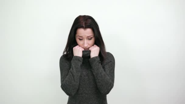 Mujer joven asustada mordiendo clavos, pareciendo asustada. Concepto de estilo de vida — Vídeos de Stock