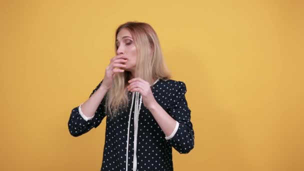 Unavená běloška zakrývající ústa rukou, zívnutí — Stock video