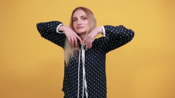 Kalm Kaukasische jonge dame hand op hand, doen model gebaar — Stockvideo