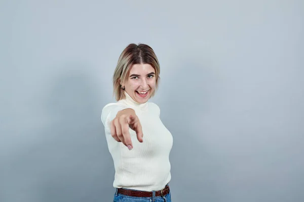 Vacker ung dam bär tröja hålla pekar bort hans finger direkt — Stockfoto