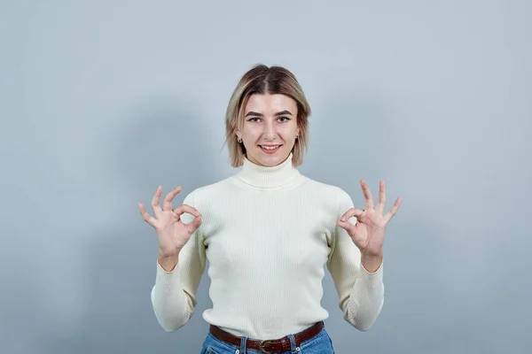 Junge schöne kaukasische Frau zeigt ok Zeichen Geste — Stockfoto