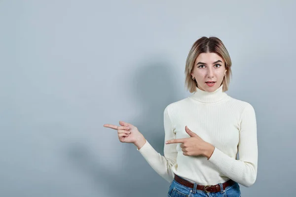 Vacker kaukasisk ung dam pekar bort sitt finger i avstånd — Stockfoto