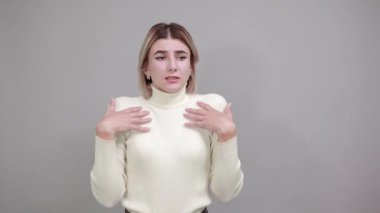 Öfkeli bir kadın, yükselen eller negatif duygular, birine kızmış..