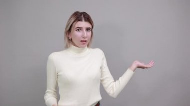 Kadın el kaldırıyor, reklam için yer açıyor, parmağını kenara çekiyor.