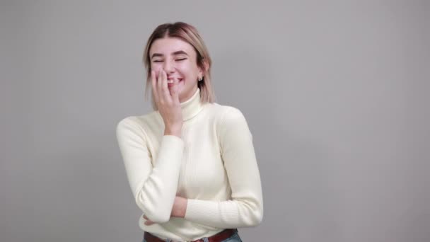 Porträtt av charmig flicka tonåring hålla händerna nära ansiktet, ler — Stockvideo