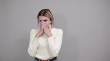 Ellerinde ve parmaklarında acı çeken güzel bir kadın, korkunç görünüyor.