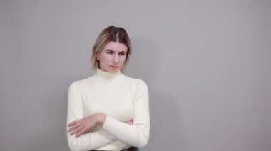 Genç, güzel bir kadın yana bakıyor, elleri yanaklarında, gözlerini açıyor.