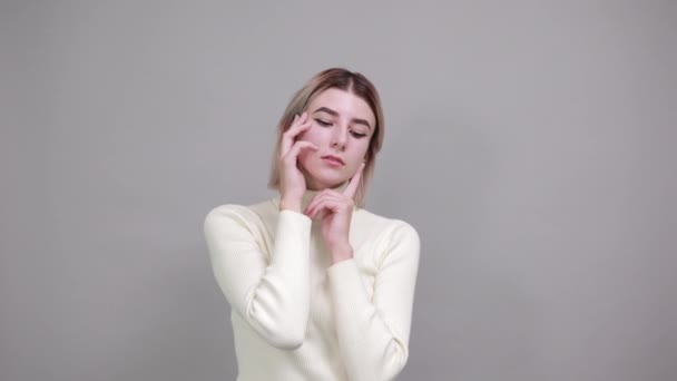 Jonge mooie blanke vrouw houden hand op oog, model gebaar — Stockvideo