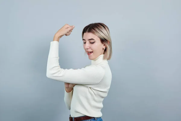 Junge Frau macht Siegergeste mit erhobenen Armen, lacht, lächelt — Stockfoto