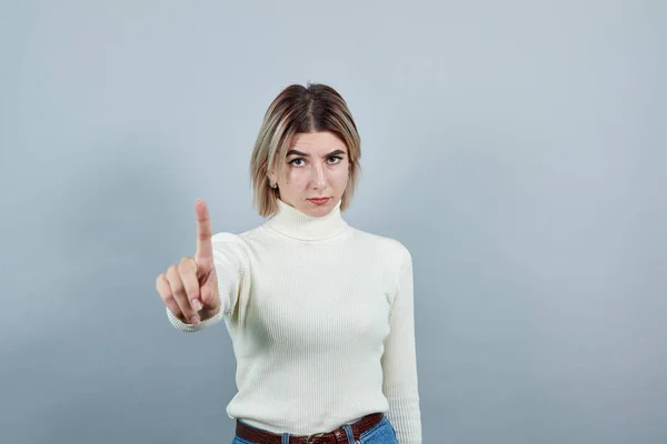 Porträtt av ung kvinna i avslappnade kläder visar stopp gest med fingret — Stockfoto