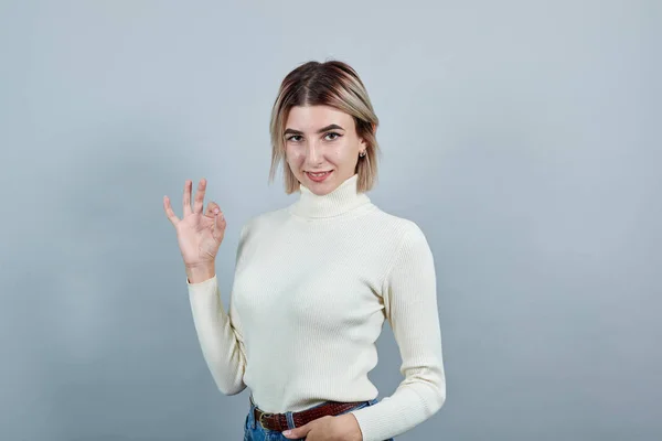 Ung vacker kaukasiska kvinna visar ok tecken gest — Stockfoto
