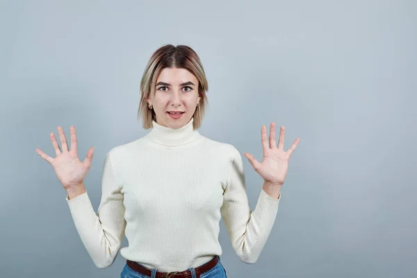 Attraktive kaukasische junge Frau, die Hände spreizt und so lustig, hübsch aussieht — Stockfoto