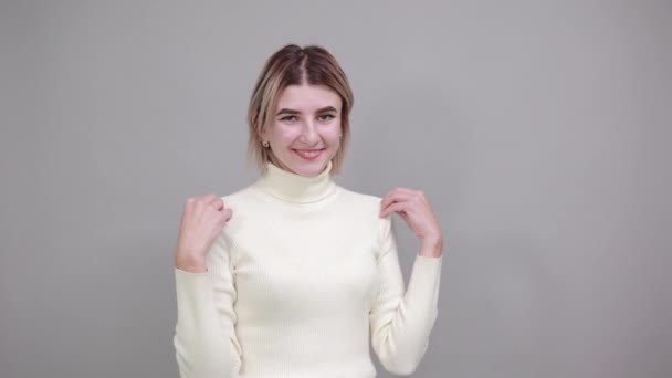 Junge schöne kaukasische Frau zeigt ok Zeichen Geste, lächelnd — Stockvideo