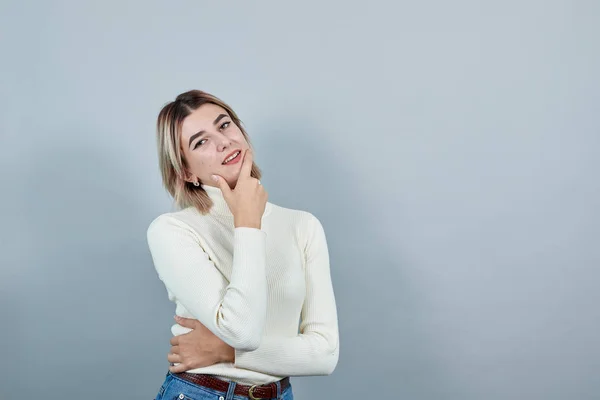 Mulher chata posando mantendo a mão no queixo — Fotografia de Stock