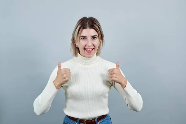 Chica bastante joven celebrando una victoria en la posición ganadora, manteniendo los puños en alto — Foto de Stock