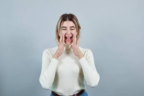 Attraktiv kvinna skriker och tillkännager något — Stockfoto