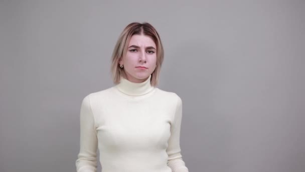 Attraente giovane donna rasata in camicia casual mostrando sullo spazio di lavoro — Video Stock