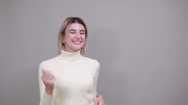 Kazanan jest yapan kadın. Kolunu kaldırmış, gülümseyen ve başarı için bağıran..