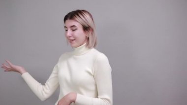 Güzel beyaz kadın el ele tutuşuyor, reklam için yer açıyor.