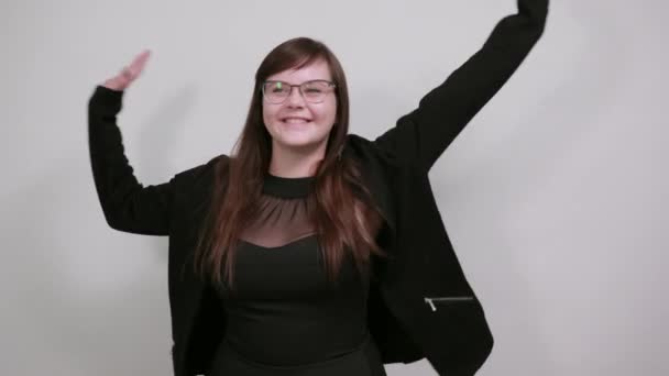 Chica bonita celebrando una victoria en posición ganadora, manteniendo las manos arriba — Vídeos de Stock