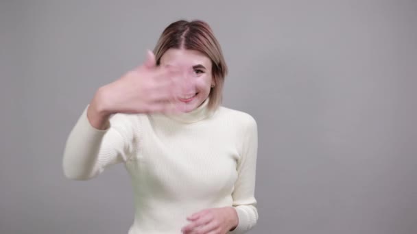 Attraente giovane donna caucasica gridando e annunciando qualcosa — Video Stock