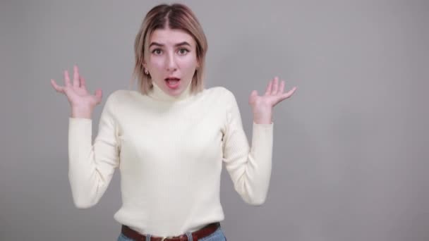 Νεαρή κυρία αστεία εκφράζοντας αρνητικά συναισθήματα, ενοχλημένη με κάποιον — Αρχείο Βίντεο