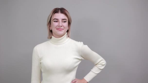 Ganska ung kaukasisk kvinna hålla hand upp, visar utrymme för reklam — Stockvideo