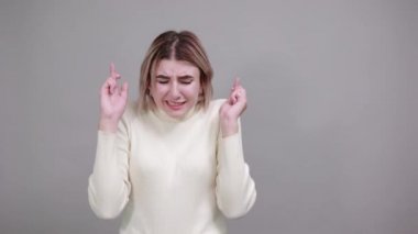 Şık bir kadın özel bir an bekliyor. Gözlerini dört aç.