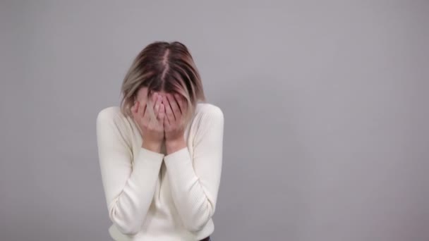Wanita muda dengan ekspresi wajah terkejut, melihat melalui tangan — Stok Video