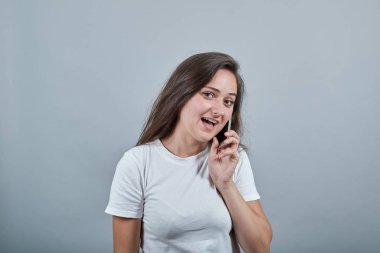 Kız telefonda konuşuyor ve bize gizemli bir şekilde bakıyor.