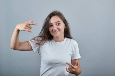 Genç bayan gururlu ve kendini beğenmiş.